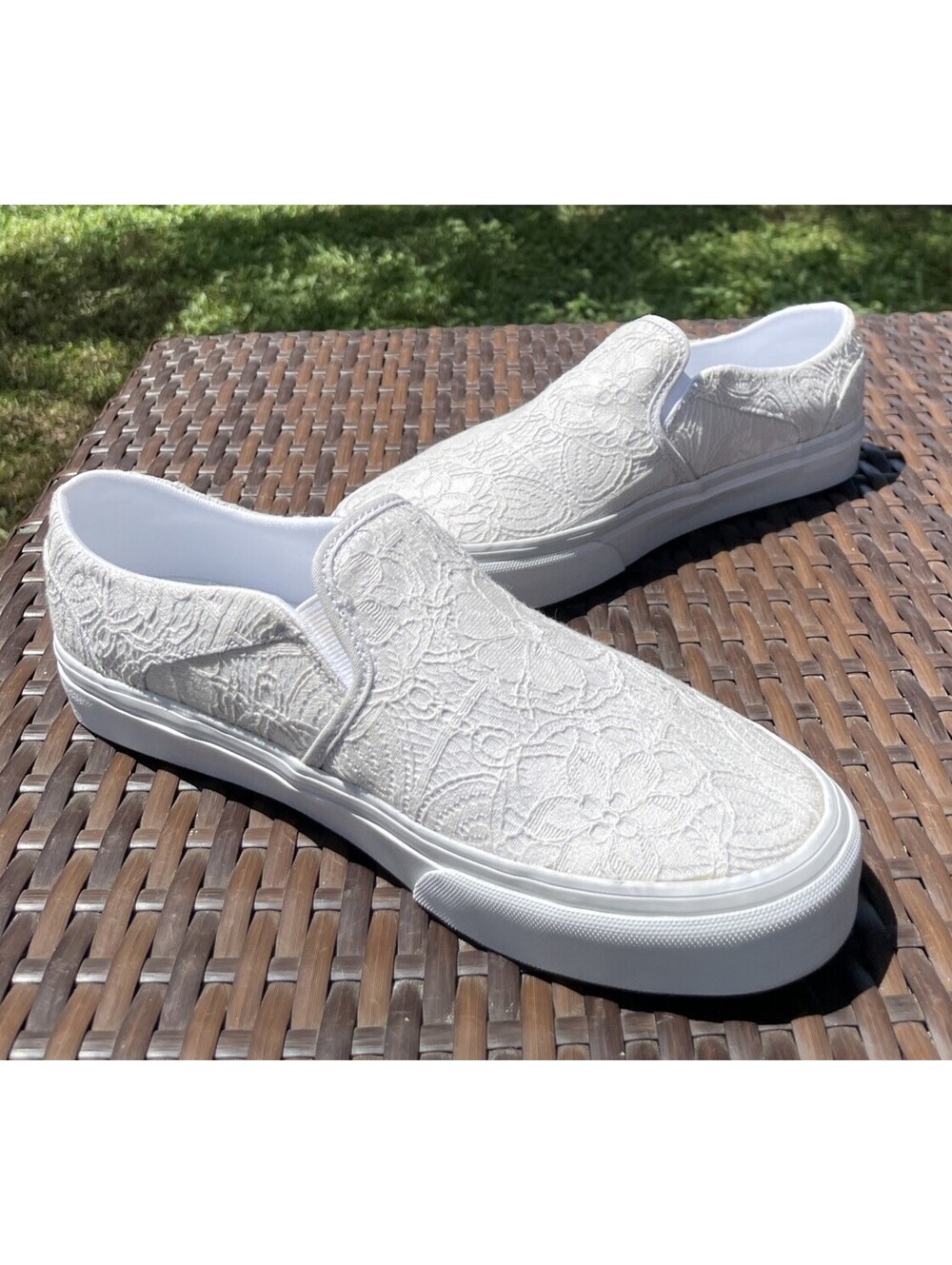 VANS Classic Slip-On Sneakers Floral Lace Pattern Women Size 9.5 Ivory